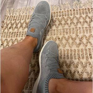 •EARTH• grey sneakers •women’s 8.5•